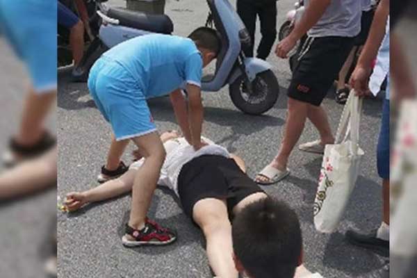 Vừa thuê Ferrari đi chơi, cô gái gây tai nạn khiến siêu xe bẹp rúm-4