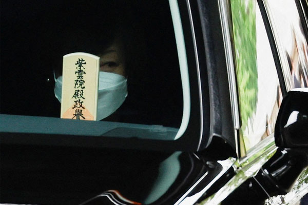 Xe chở phu nhân của ông Abe bị ôtô cảnh sát đâm trúng-1