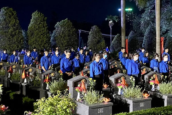 Lễ thắp nến tri ân các Mẹ Việt Nam anh hùng, các anh hùng, liệt sỹ-1