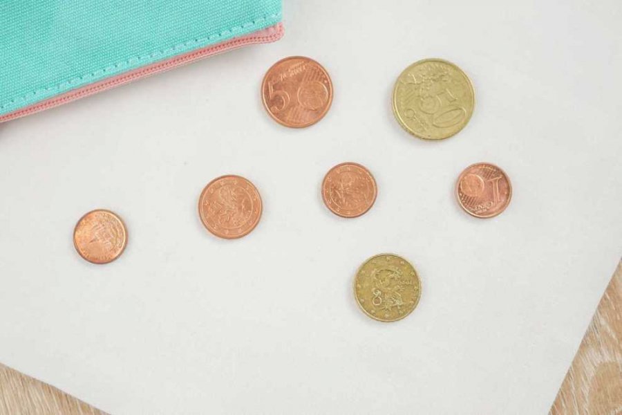 Trời nắng nhớ để vài đồng xu ra ban công: Đọc xong sẽ vỡ òa vì công dụng bất ngờ-1