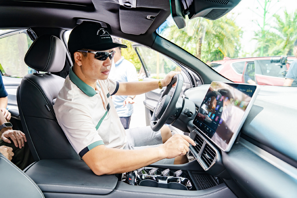 Gần 1.000 ô tô điện VF 8 được ‘chốt đơn’ sau 2 ngày tổ chức lái thử-4