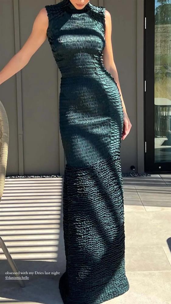 Kendall Jenner luôn là khách mời mặc đẹp nhất mọi lễ cưới, chọn đồ khoe dáng siêu khéo và sang-1