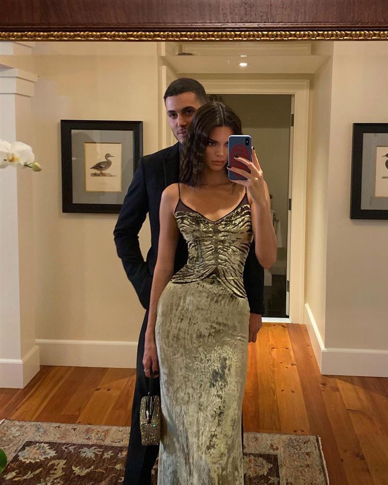 Kendall Jenner luôn là khách mời mặc đẹp nhất mọi lễ cưới, chọn đồ khoe dáng siêu khéo và sang-10