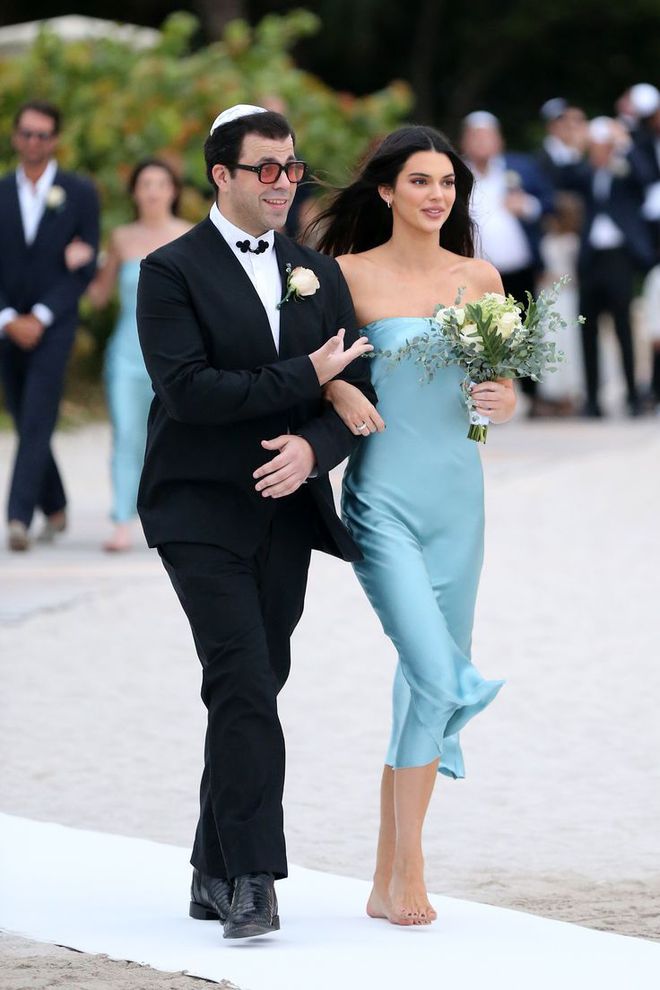 Kendall Jenner luôn là khách mời mặc đẹp nhất mọi lễ cưới, chọn đồ khoe dáng siêu khéo và sang-7