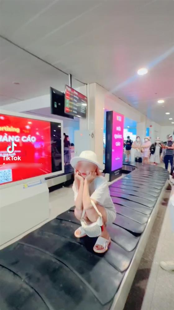 Xác minh nữ hành khách ngồi trên băng chuyền hành lý sân bay Phú Quốc-3