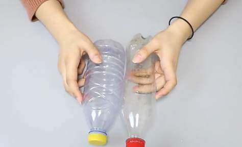 Quăng 2 vỏ chai nước vào máy giặt, quần áo sạch sẽ không xộc xệch, thật thông minh để học hỏi-2