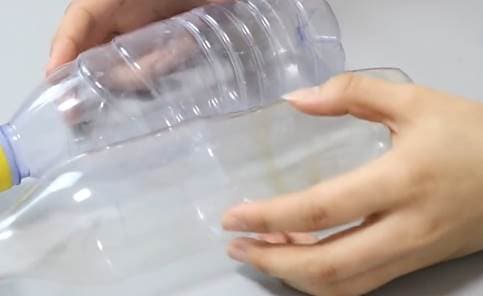 Quăng 2 vỏ chai nước vào máy giặt, quần áo sạch sẽ không xộc xệch, thật thông minh để học hỏi-3