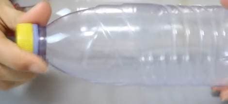 Quăng 2 vỏ chai nước vào máy giặt, quần áo sạch sẽ không xộc xệch, thật thông minh để học hỏi-5