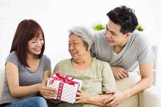 Bật khóc khi thấy món quà mẹ đem đi khoe với mọi người trong ngày sinh nhật
