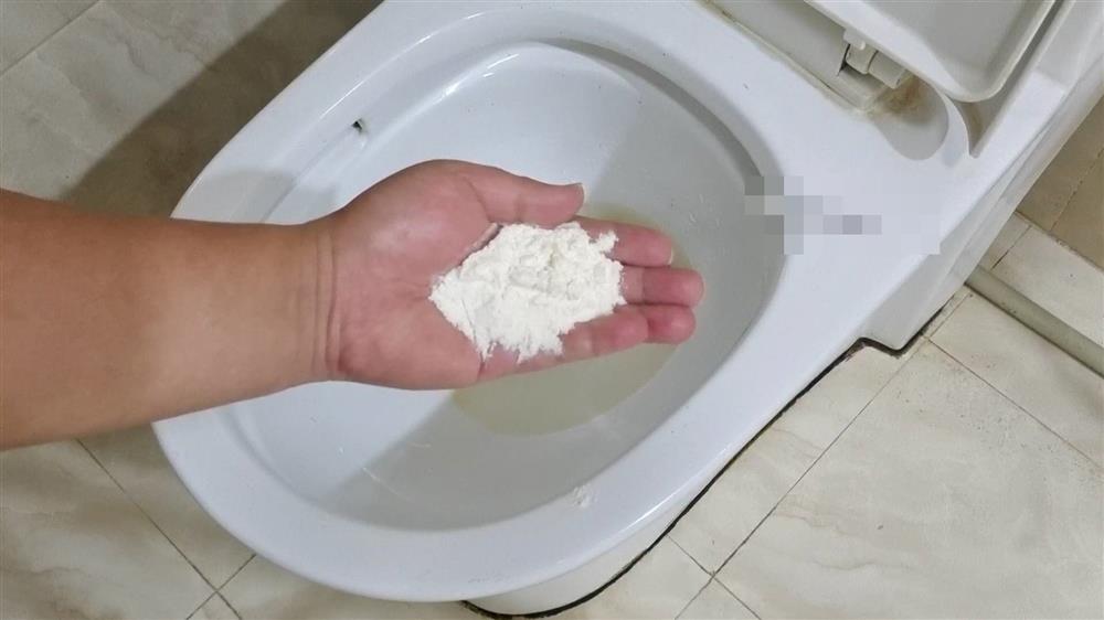 Thành trong của bồn cầu bị ố vàng, chỉ cần rắc thứ bột này vào, tất cả các vết bẩn được loại bỏ sạch sẽ mà mùi hôi cũng chẳng còn-2