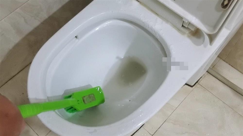 Thành trong của bồn cầu bị ố vàng, chỉ cần rắc thứ bột này vào, tất cả các vết bẩn được loại bỏ sạch sẽ mà mùi hôi cũng chẳng còn-5