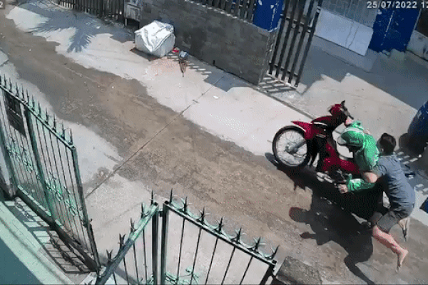 Người dân vây bắt kẻ trộm xe máy ở TP.HCM