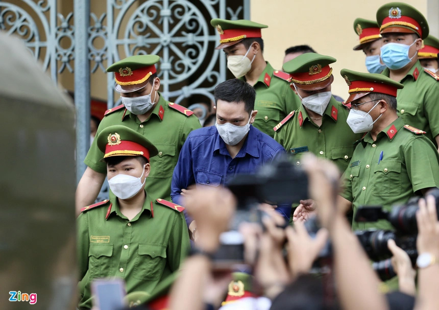 Những vấn đề pháp lý khi trả hồ sơ vụ bé gái 8 tuổi bị bạo hành-2