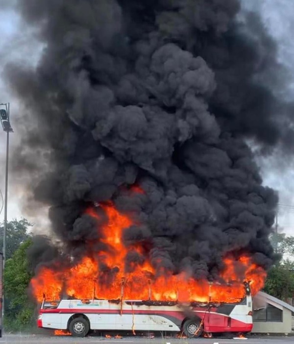 Hà Nội: Xe khách bốc cháy dữ dội khi đang di chuyển trên đường-1