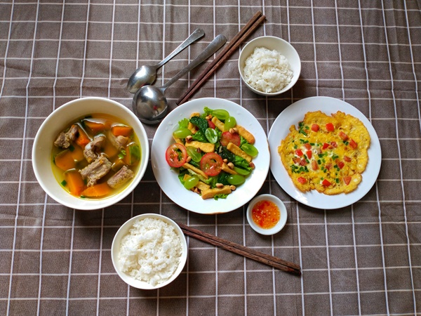 Anh giáo độc thân mê nấu ăn khoe loạt mâm cơm gia đình đầm ấm, chị em rần rần muốn được thưởng thức-1