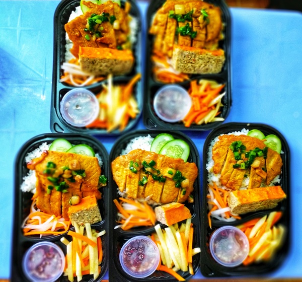 Anh giáo độc thân mê nấu ăn khoe loạt mâm cơm gia đình đầm ấm, chị em rần rần muốn được thưởng thức-9