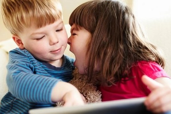 Con cư xử thô lỗ, thường xuyên đánh bạn trong lớp, mẹ 