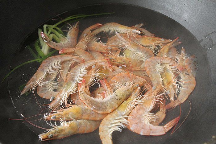 Luộc tôm đừng cho gừng và giấm: Đầu bếp nói thêm thứ này, tôm ngọt lịm, rắn chắc không bị bở-2