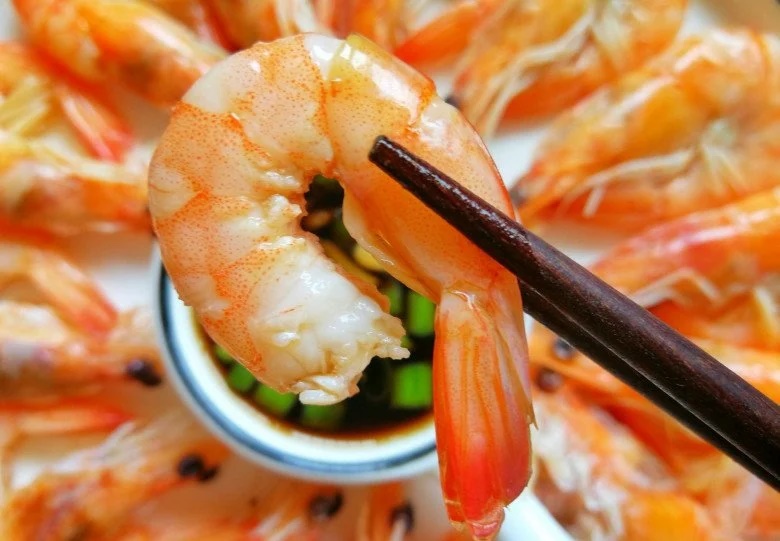 Luộc tôm đừng cho gừng và giấm: Đầu bếp nói thêm thứ này, tôm ngọt lịm, rắn chắc không bị bở-3