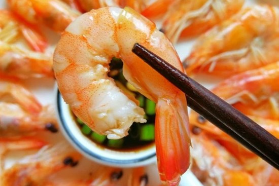 Luộc tôm đừng cho gừng và giấm: Đầu bếp nói thêm thứ này, tôm ngọt lịm, rắn chắc không bị bở