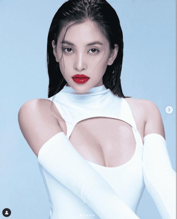 Tiểu Vy lên đồ cháy bỏng tay, còn phô phang cặp núi đôi chực trào-7