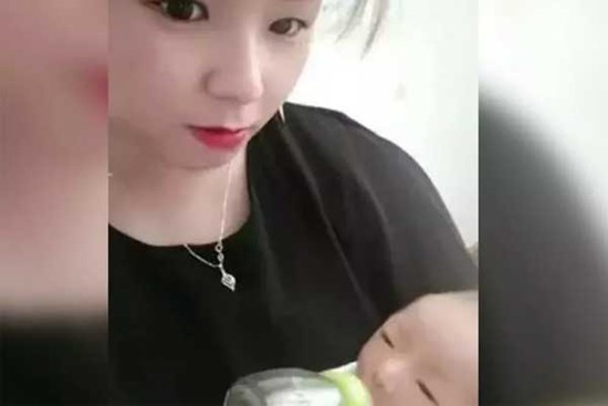 Bà nội 36 tuổi gây tranh cãi
