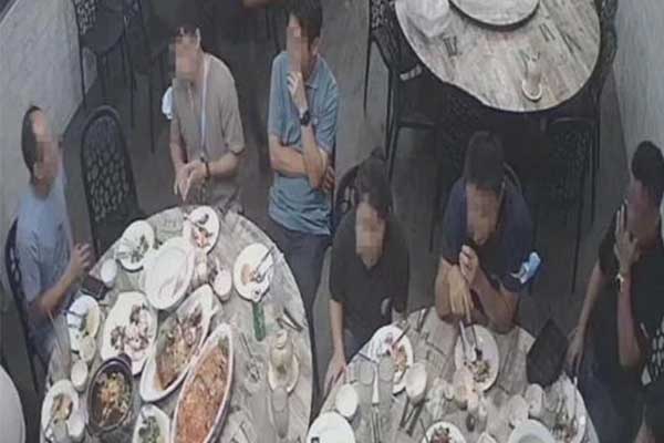 Nhóm khách 16 người quên trả 1.200 USD khi ăn nhà hàng ở Singapore-1