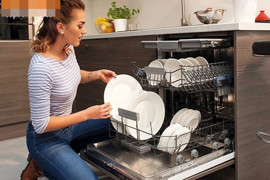 Máy rửa bát có cần được vệ sinh? Câu trả lời khiến nhiều người bất ngờ vì bấy lâu làm sai