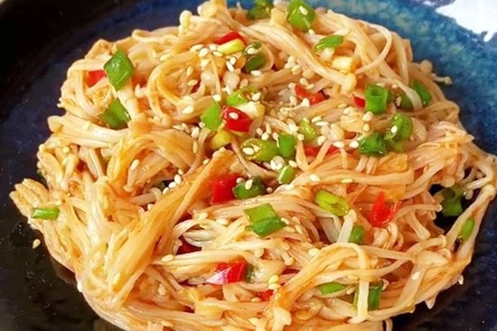 Nấm kim châm chế biến thế này thì ngày nào ăn cũng không thấy ngán, vừa ngon vừa có cả ngàn lợi ích cho sức khỏe