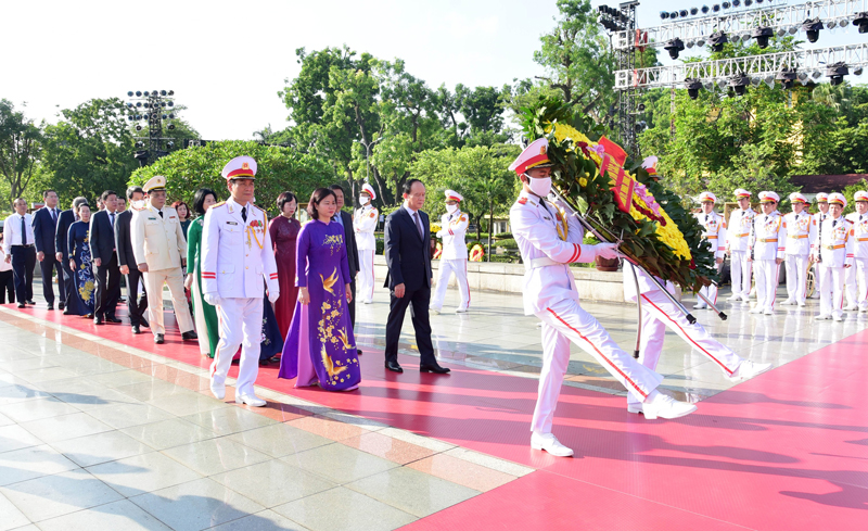 Lãnh đạo Đảng, Nhà nước và thành phố Hà Nội dâng hương tưởng niệm các Anh hùng liệt sĩ-3