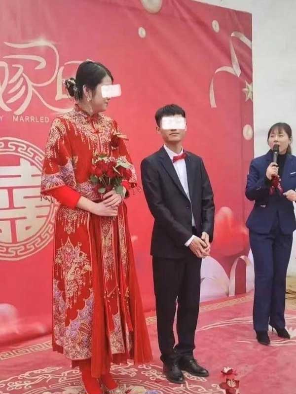 Cô dâu chú rể chênh lệch chiều cao, cả làng kéo nhau tới xem đám cưới-2