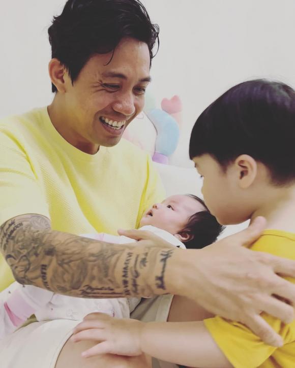Đại gia Minh Nhựa khoe bế cháu gái, dân tình nhận xét: Ông ngoại kute và trẻ quá!-1