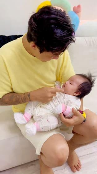 Đại gia Minh Nhựa khoe bế cháu gái, dân tình nhận xét: Ông ngoại kute và trẻ quá!-2