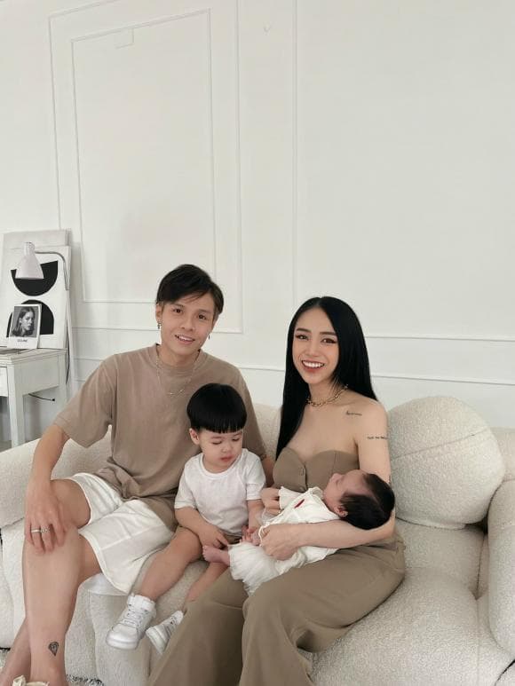 Đại gia Minh Nhựa khoe bế cháu gái, dân tình nhận xét: Ông ngoại kute và trẻ quá!-4