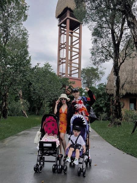 Đại gia Minh Nhựa khoe bế cháu gái, dân tình nhận xét: Ông ngoại kute và trẻ quá!-5