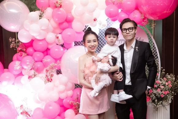 Đại gia Minh Nhựa khoe bế cháu gái, dân tình nhận xét: Ông ngoại kute và trẻ quá!-7