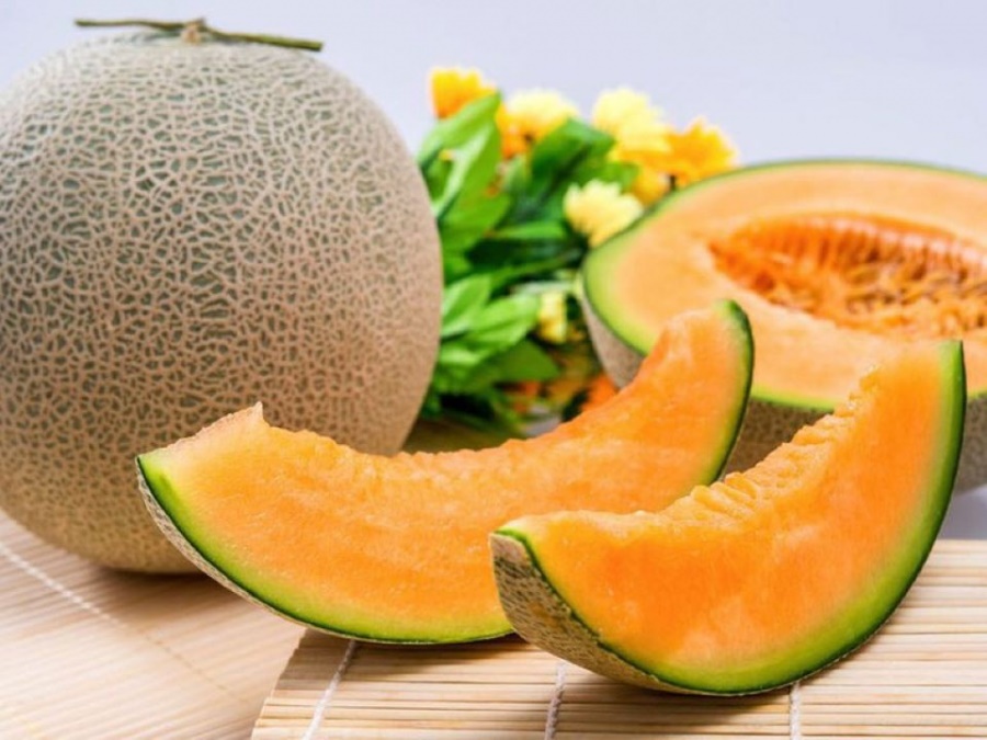 Chỉ gõ vào vỏ khi mua dưa lưới thì chẳng ăn thua, muốn mua quả ngọt ngon phải nhìn vào cuống-2