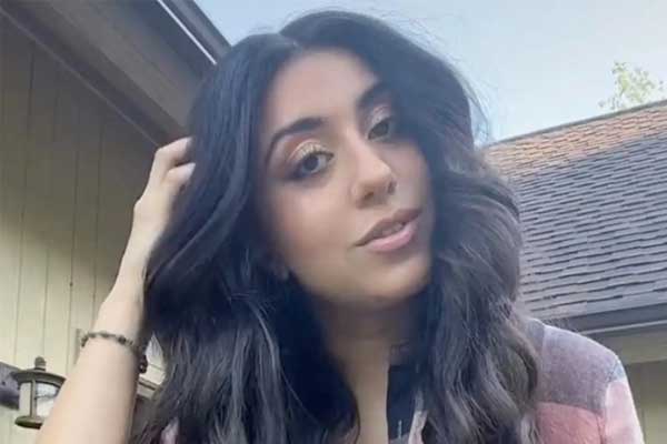 Học từ TikTok, du khách dùng trò ngồi xe lăn để né xếp hàng ở sân bay đông đúc-3