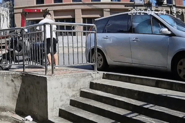 Ô tô phát nổ khi đang cắm vòi bơm xăng, người đàn ông bị thổi bay lên không trung-1