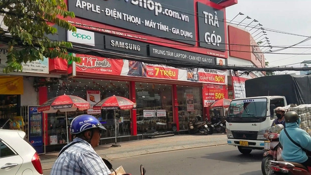 Clip: Nam nhân viên dùng ghế chống trả kẻ cướp ngay tại cửa hàng điện thoại-1