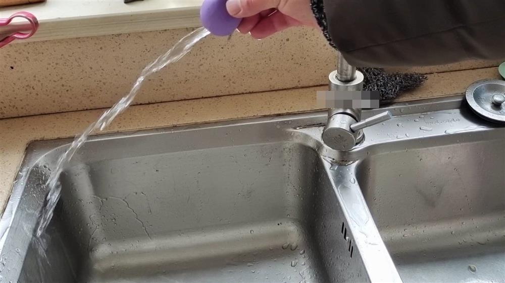 Đặt quả bóng bay vào bồn rửa bát có mục đích này, ai biết rồi cũng khen ngợi cách làm thông minh-6