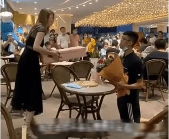 Cảnh chàng trai quỳ tỏ tình, ép cô gái đồng ý làm người yêu gây bức xúc: Hy sinh vì tình yêu hay chỉ để thỏa mãn chính mình?-2
