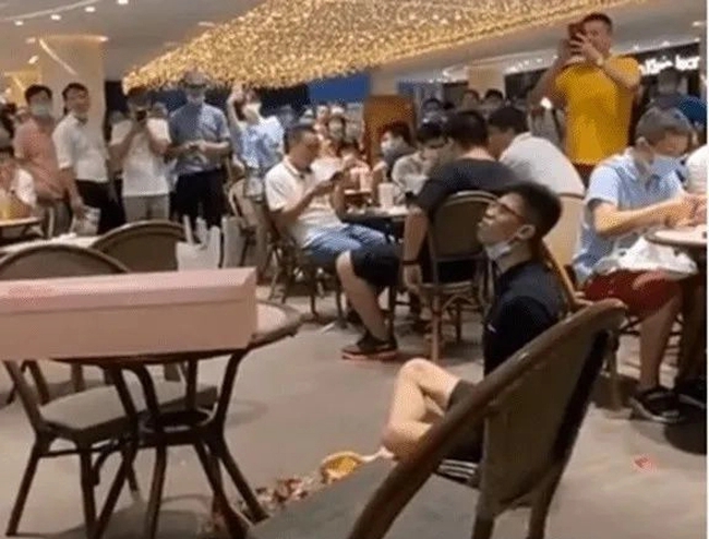 Cảnh chàng trai quỳ tỏ tình, ép cô gái đồng ý làm người yêu gây bức xúc: Hy sinh vì tình yêu hay chỉ để thỏa mãn chính mình?-3