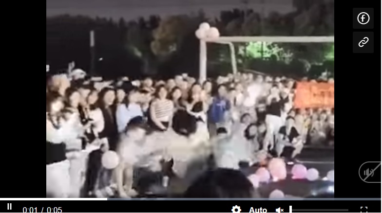 Cảnh chàng trai quỳ tỏ tình, ép cô gái đồng ý làm người yêu gây bức xúc: Hy sinh vì tình yêu hay chỉ để thỏa mãn chính mình?-4