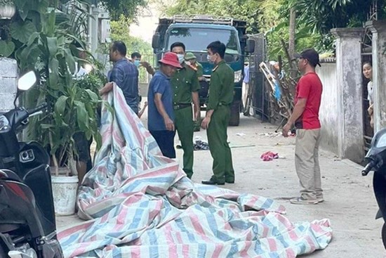 Bé gái 2 tuổi bị xe tải cán tử vong trước cổng nhà