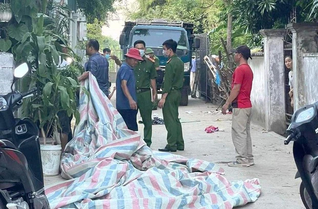 Bé gái 2 tuổi bị xe tải cán tử vong trước cổng nhà-1