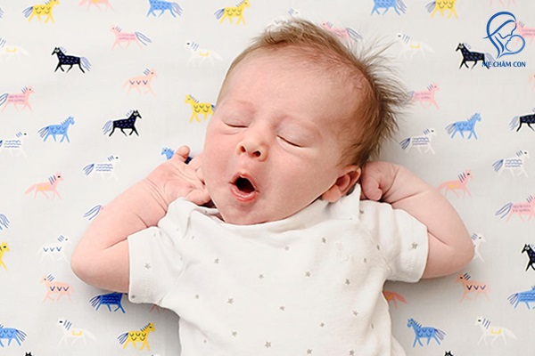 Trẻ sơ sinh hay vặn mình khi ngủ các bậc cha mẹ nên làm gì?-1