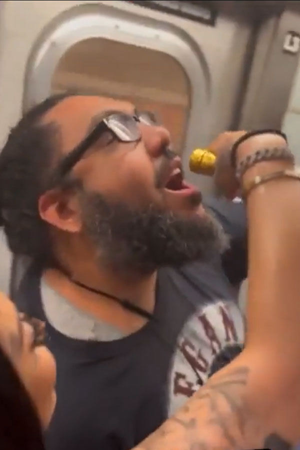 Tiệc thác loạn trên tàu điện ngầm gây bức xúc ở Mỹ-1