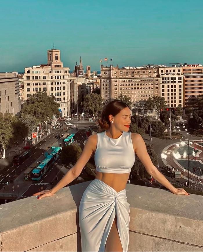 Cơ bụng săn chắc của bà mẹ ba con Hồ Ngọc Hà-2