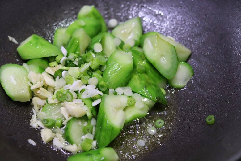 10 lần xào mướp 9 lần thâm đen: Học đầu bếp làm thêm bước này mướp xanh mướt, ít ra nước-4
